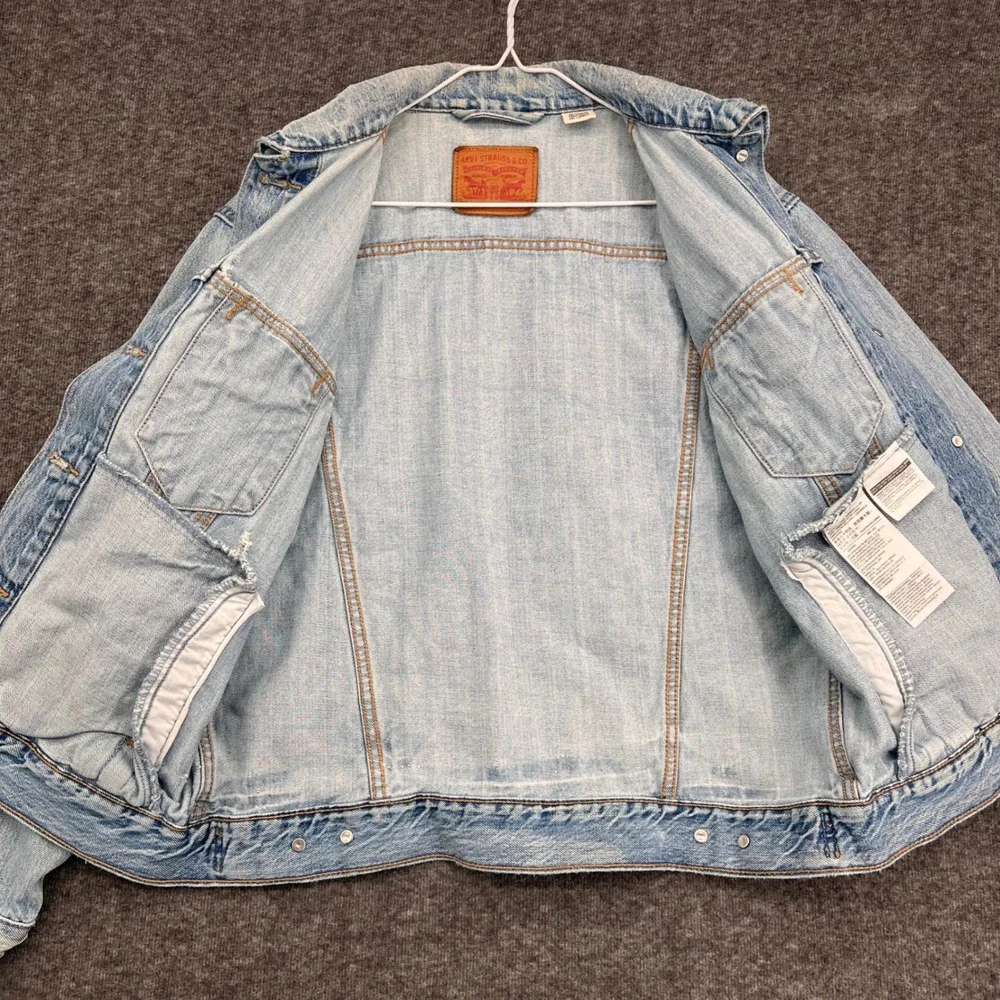 Levis Womens Light Wash Denim Trucker Jacket Size M Blue Distressed S40117